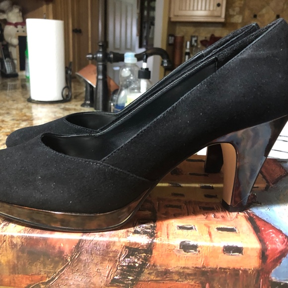 Bella Vita "Beta" black suede and tortoise pumps - Picture 2 of 6